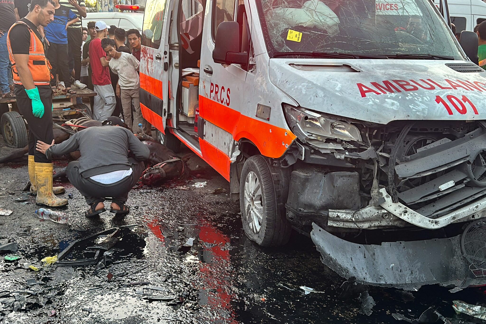 Поврежденная машина скорой помощи в результате удара израильской армии 3 ноября 2023 года. Фото MOMEN AL-HALABI / AFP / Scanpix / LETA.