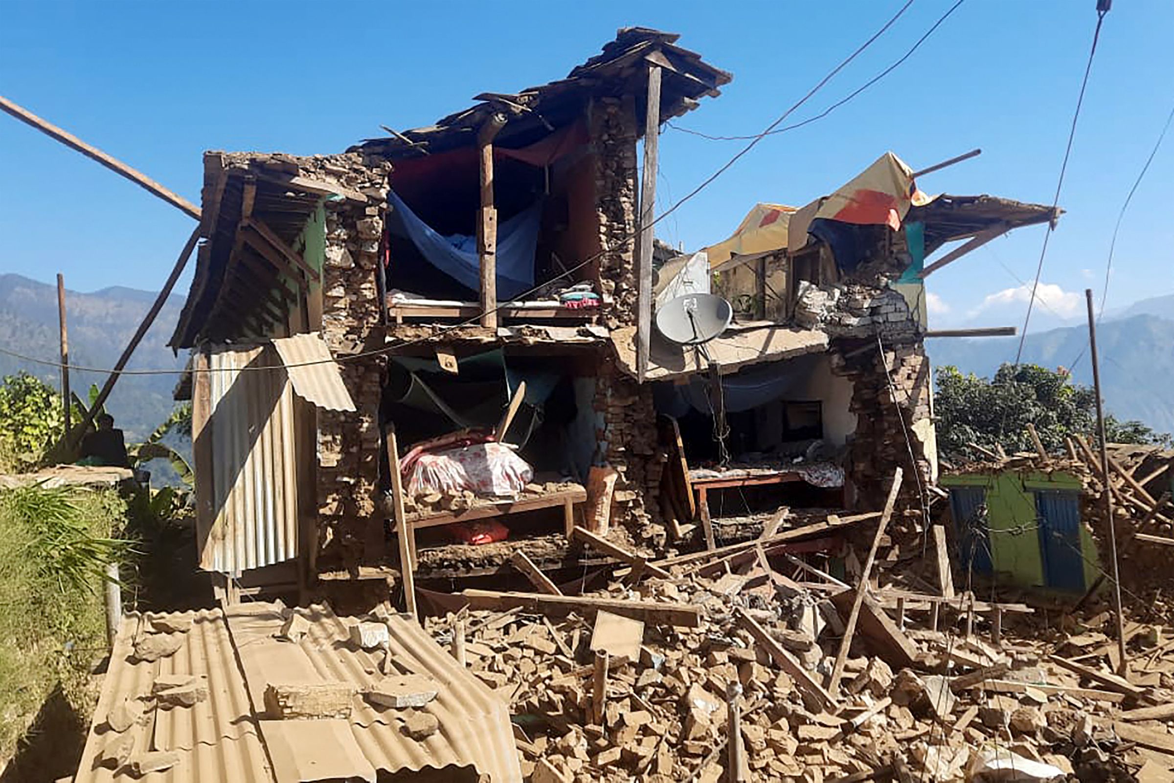 Поврежденные дома лежат в руинах после землетрясения в деревне Пипалданда района Джаджаркот 4 ноября 2023 года. Фото Балкумара Шармы/AFP/Scanpix/LETA.