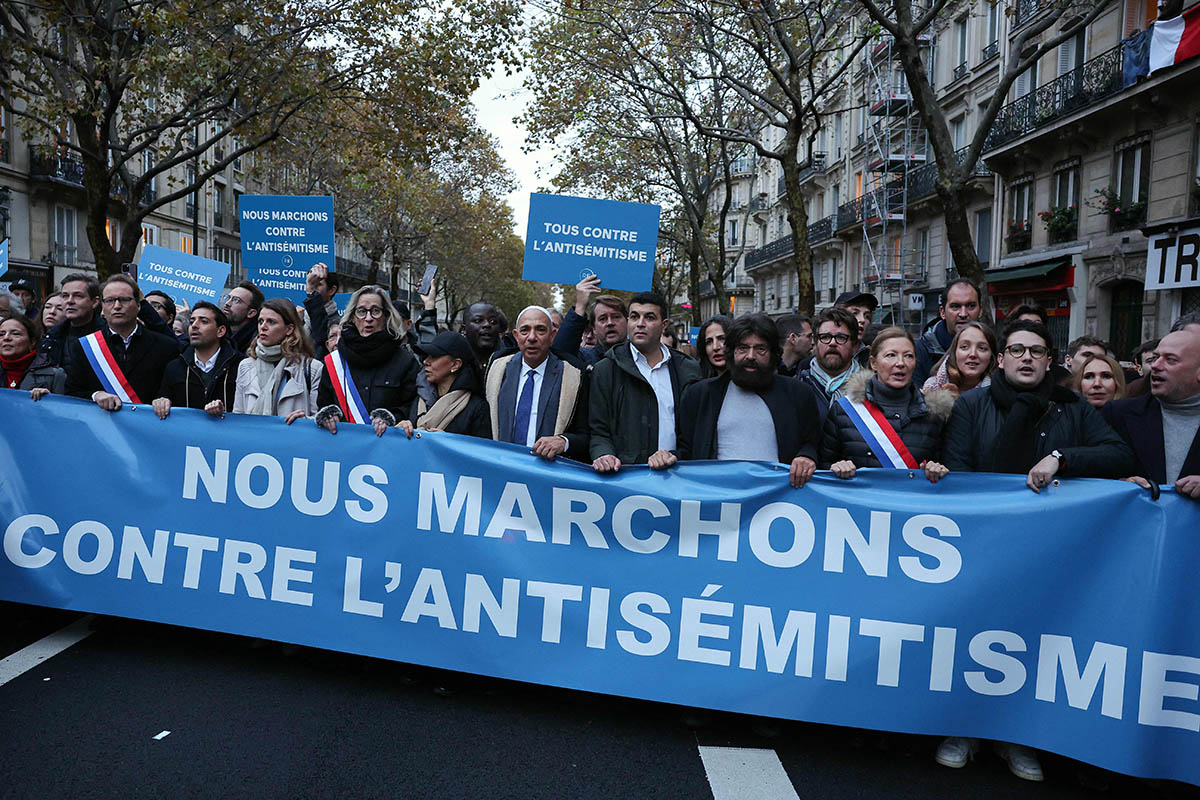 Французский писатель, художник и правозащитник польского происхождения Марек Хальтер (4-й справа) на марше против антисемитизма в Париже, 12 ноября 2023 года. Фото Thomas SAMSON/AFP/Scanpix/Leta
