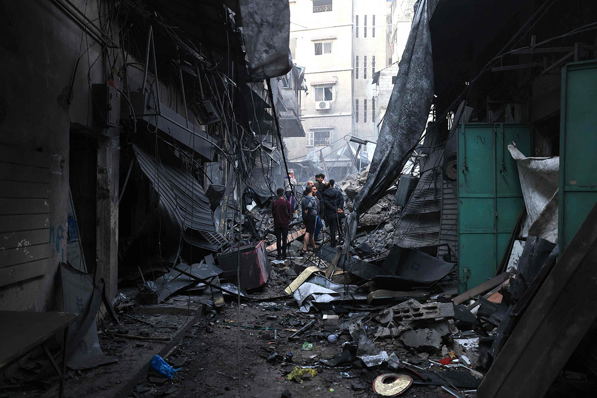 Палестинцы осматривают разрушения после израильской бомбардировки Хан-Юниса на юге сектора Газа, 15 ноября 2023 года. Фото Mahmud HAMS/ AFP/Scanpix/LETA