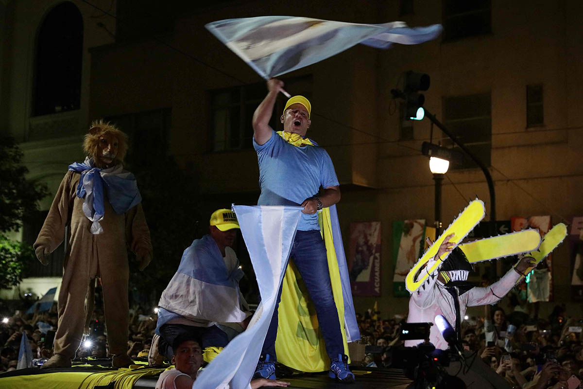 Сторонники Хавьера Милея празднуют победу в Буэнос-Айресе 19 ноября 2023 года. Фото Emiliano Lasalvia/AFP/Scanpix/LETA