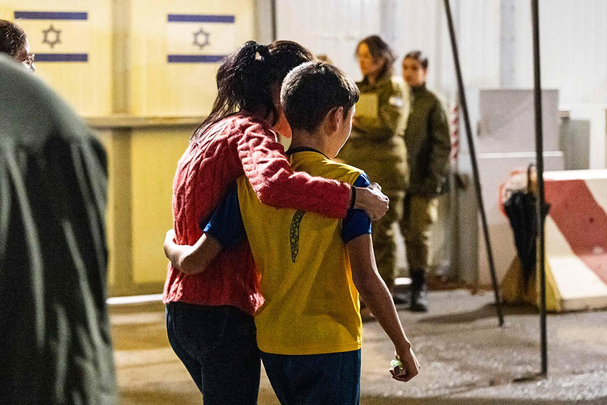 12-летний израильский заложник Эйтан Яхаломи воссоединился с матерью. Фото Israel Defense Forces/AFP PHOTO/Scanpix/LETA