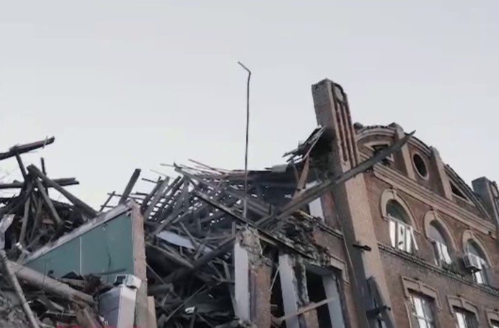 Предположительно, Республиканский центр беспилотных систем имени Владимира Жоги в Донецке, пострадавший от удара. Скриншот из видео телеграм-канала WarGonzo.