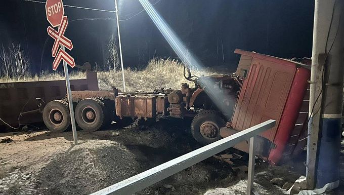 Столкновение грузовика и поезда в Иркутской области в ночь на 12 ноября. Фото Bocтoчнo-Cибиpcкaя тpaнcпopтнaя пpoкypaтypa.