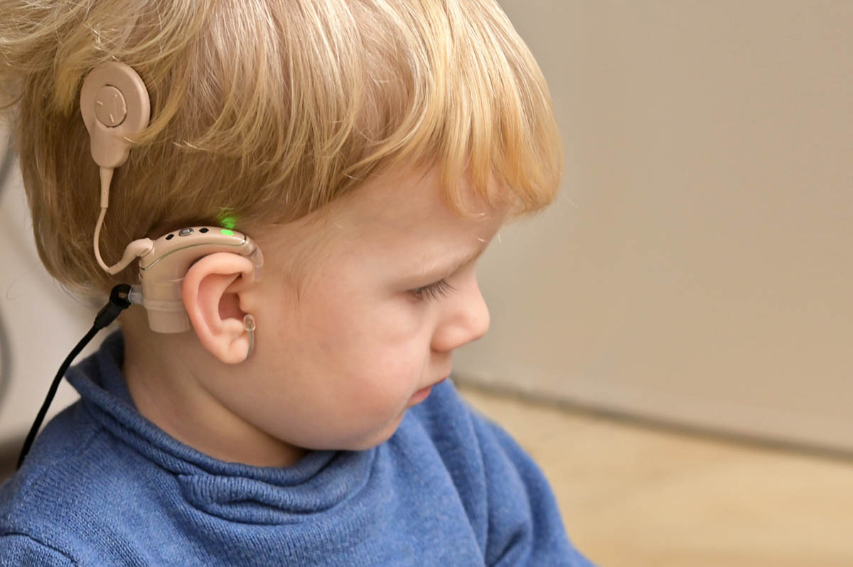 Мальчик со слуховым аппаратом и кохлеарными имплантатами. Фото icarmen13/istockphoto