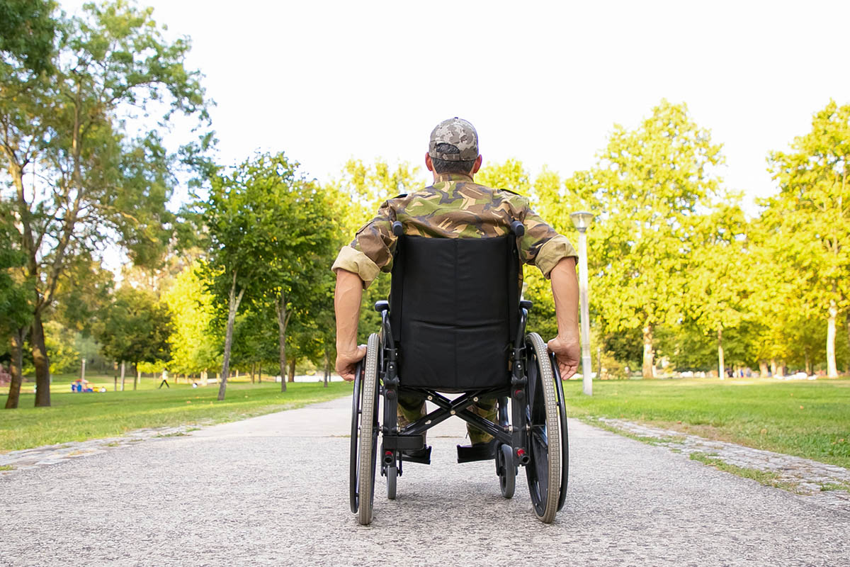 Военный в инвалидной коляске. Фото MangoStar_Studio/Istockphoto