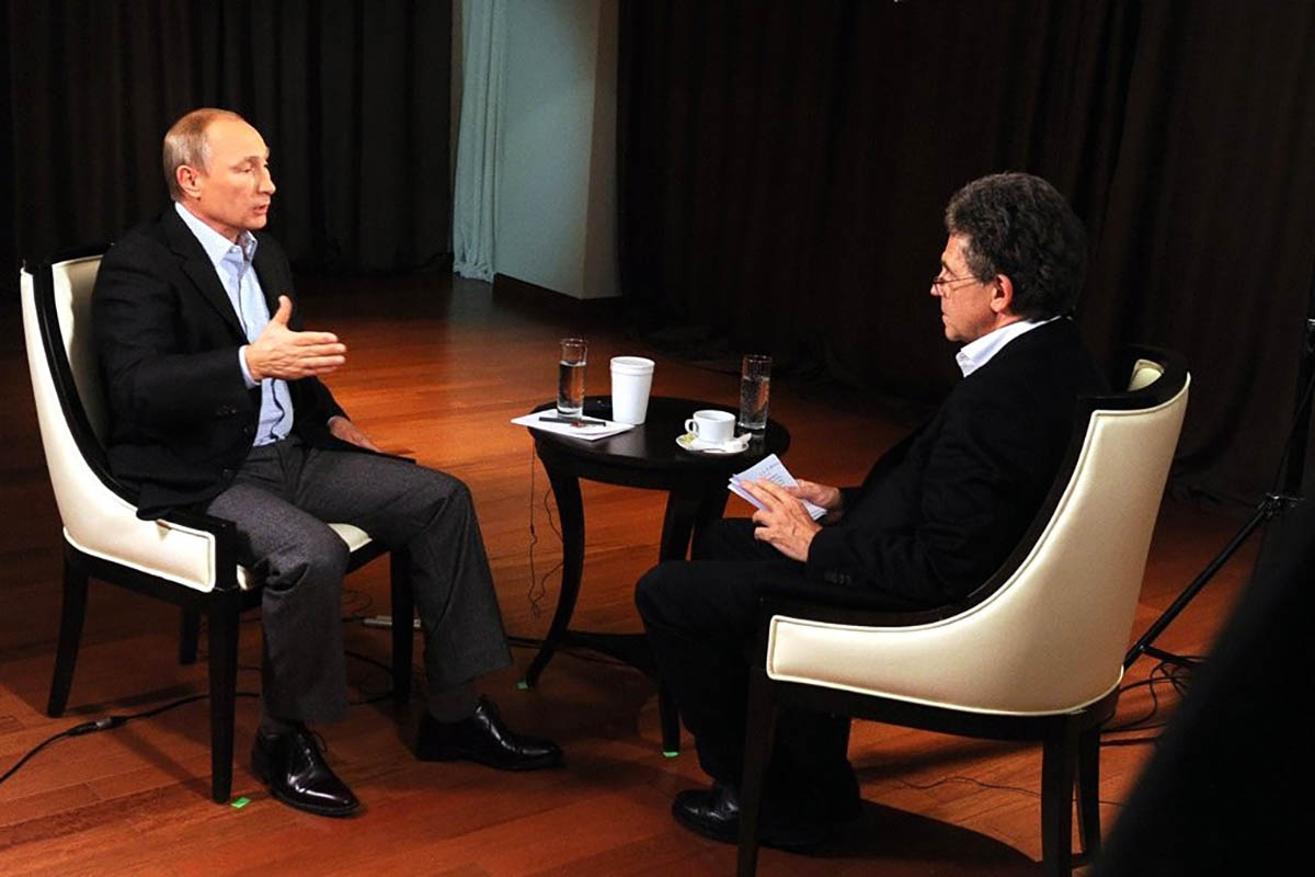 Владимир Путин дает интервью представителю немецкого телеканала ARD Хуберту Зайпелю, 13 ноября 2014 года. Фото с сайта kremlin.ru 