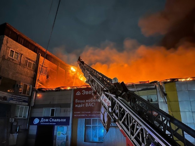 Пожар в торговом центре «Гвоздь» в Улан-Удэ в ночь на 7 ноября 2023 года. Фото ГУ МЧС по Бурятии.