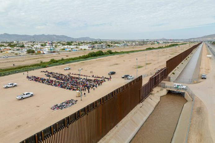 Потенциальные мигранты ожидают возможности перехода на территорию США на мексиканской стороне границы. Фото Brandon Bell/GETTY IMAGES NORTH AMERICA/Getty Images via AFP/Scanpix/LETA