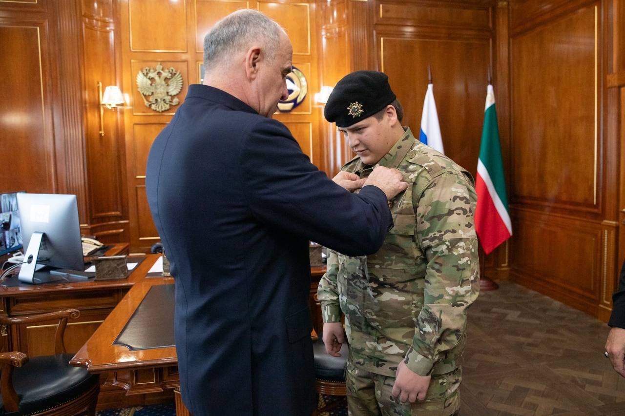 Награждение Адама Кадырова в Карачаево-Черкесии. Фото: телеграм-канал Рашида Темрезова