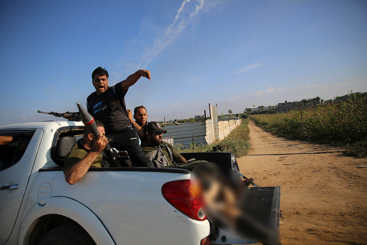 Палестинские боевики возвращаются в сектор Газа с телом Шани Лук, 7 октября 2023 года. Фото Ali Mahmud/AP Photo/Scanpix/LETA