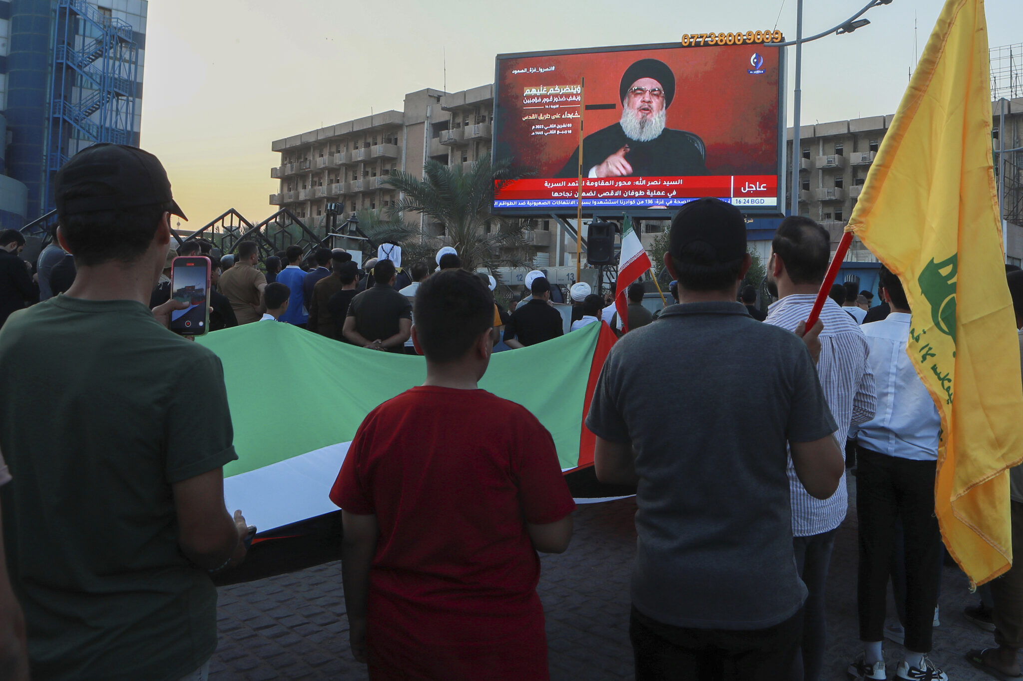 Обращение Хасана Насраллы 3 ноября транслируется на демонстрации в поддержку Палестины в Ираке. Фото Nabil al-Jurani / AP / Scanpix / LETA.