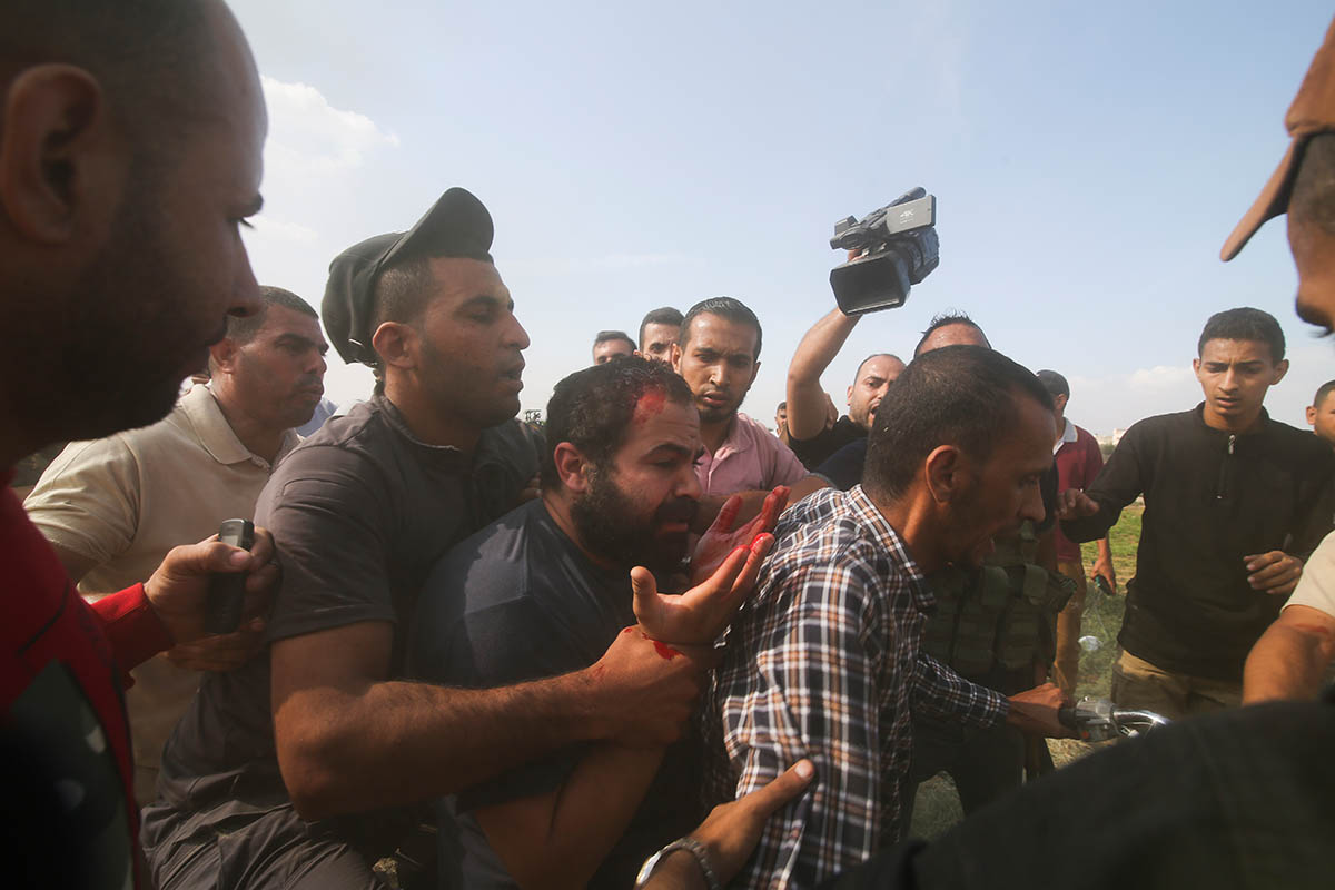 Палестинские боевики ведут захваченного израильского мирного жителя из кибуца Кфар-Азза в сектор Газа, 7 октября 2023 года. Фото Hatem Ali/AP Photo/Scanpix/LETA