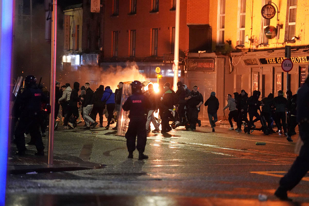 Ирландские полицейские разгоняют демонстрацию, 23 ноября 2023 года. Фото Brian Lawless/AP/Scanpix/LETA