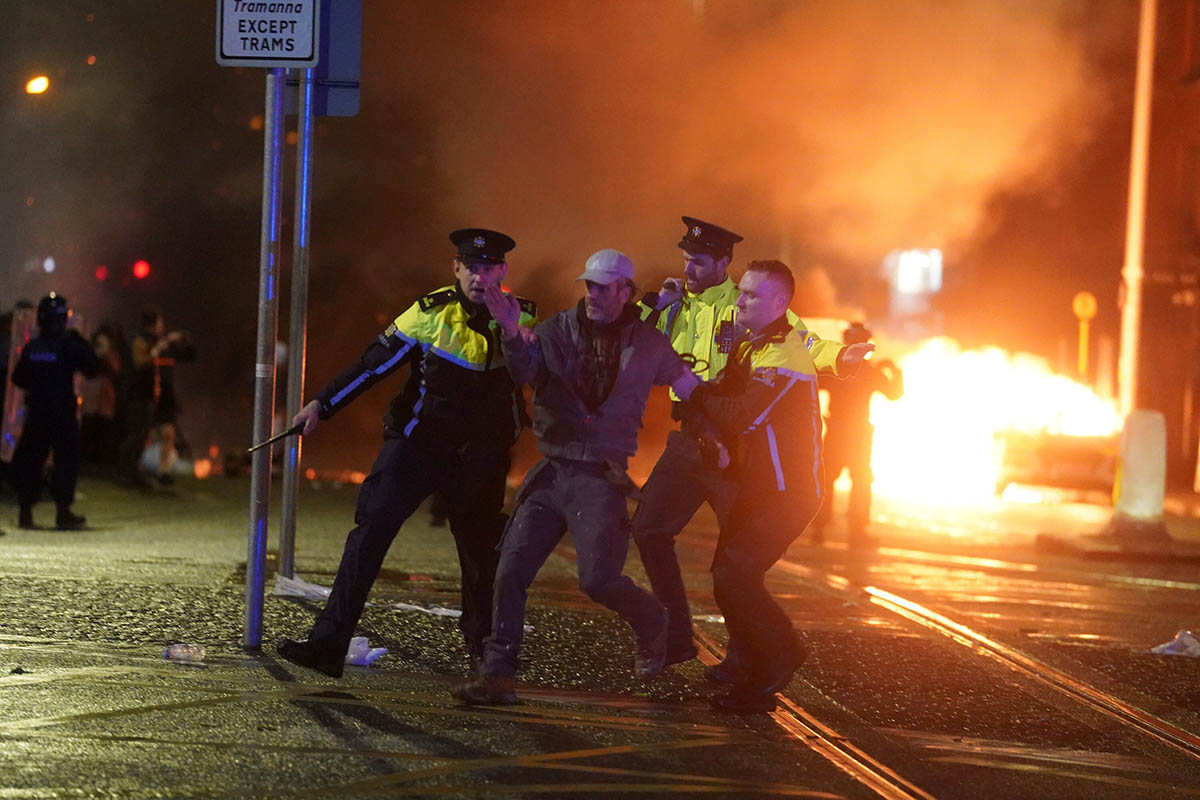 Ирландские полицейские задерживают мужчину после демонстрации, 23 ноября 2023 года. Фото Brian Lawless/AP/Scanpix/LETA
