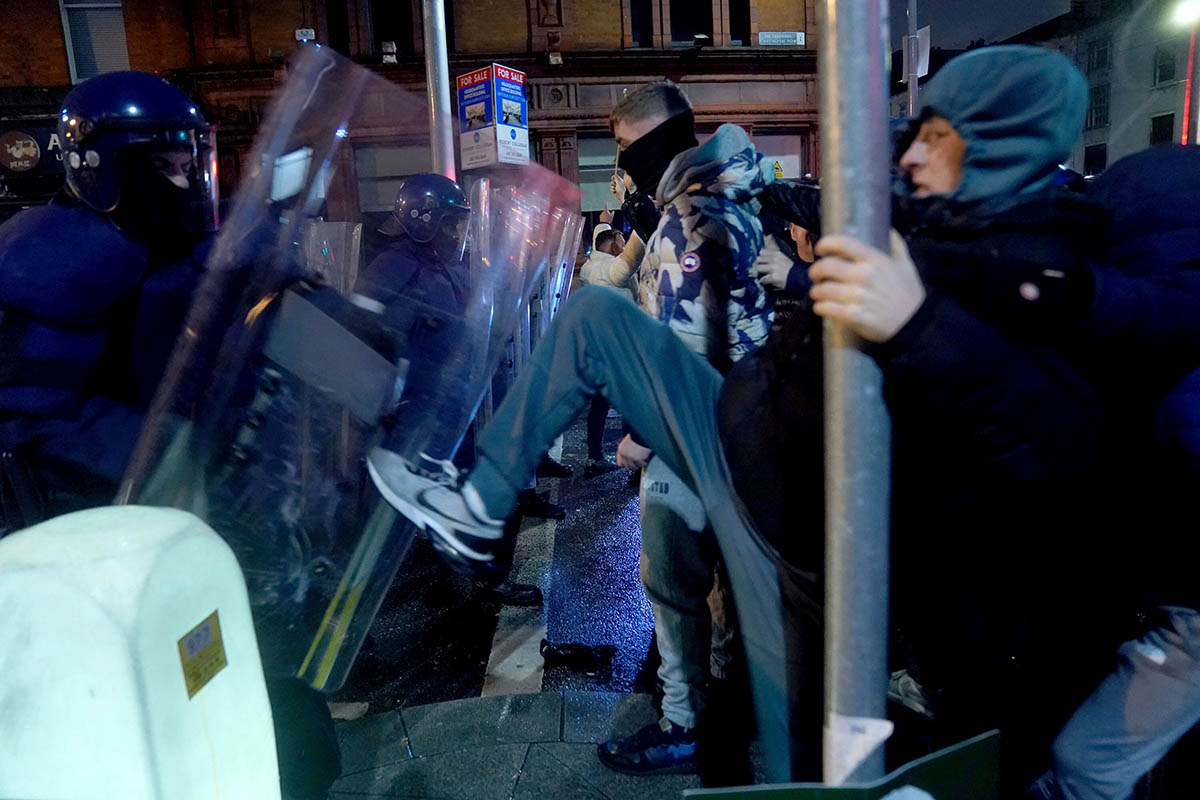 Ирландские полицейские выстраиваются, чтобы заблокировать демонстрацию, 23 ноября 2023 года. Фото Brian Lawless/AP/Scanpix/LETA