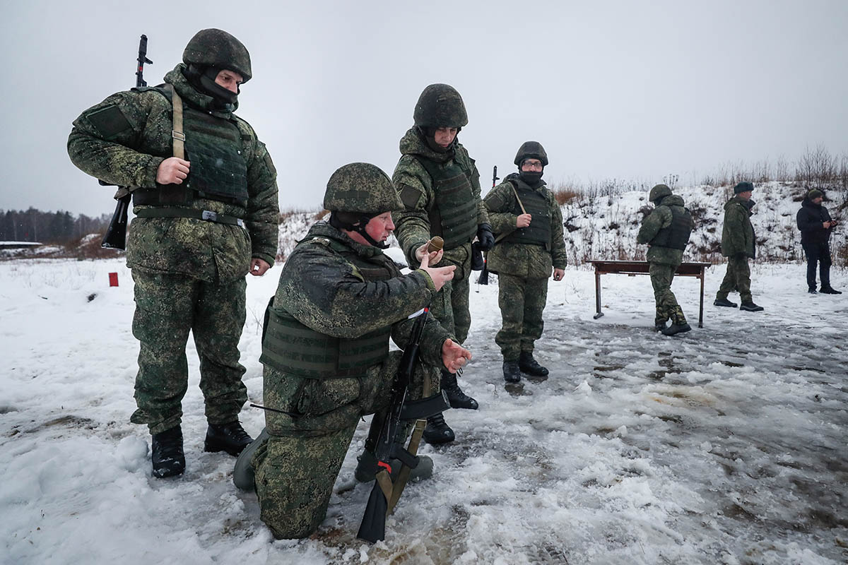 Мобилизованные российские военнослужащие проходят боевую подготовку. Фото YURI KOCHETKOV/EPA/Scanpix/Leta