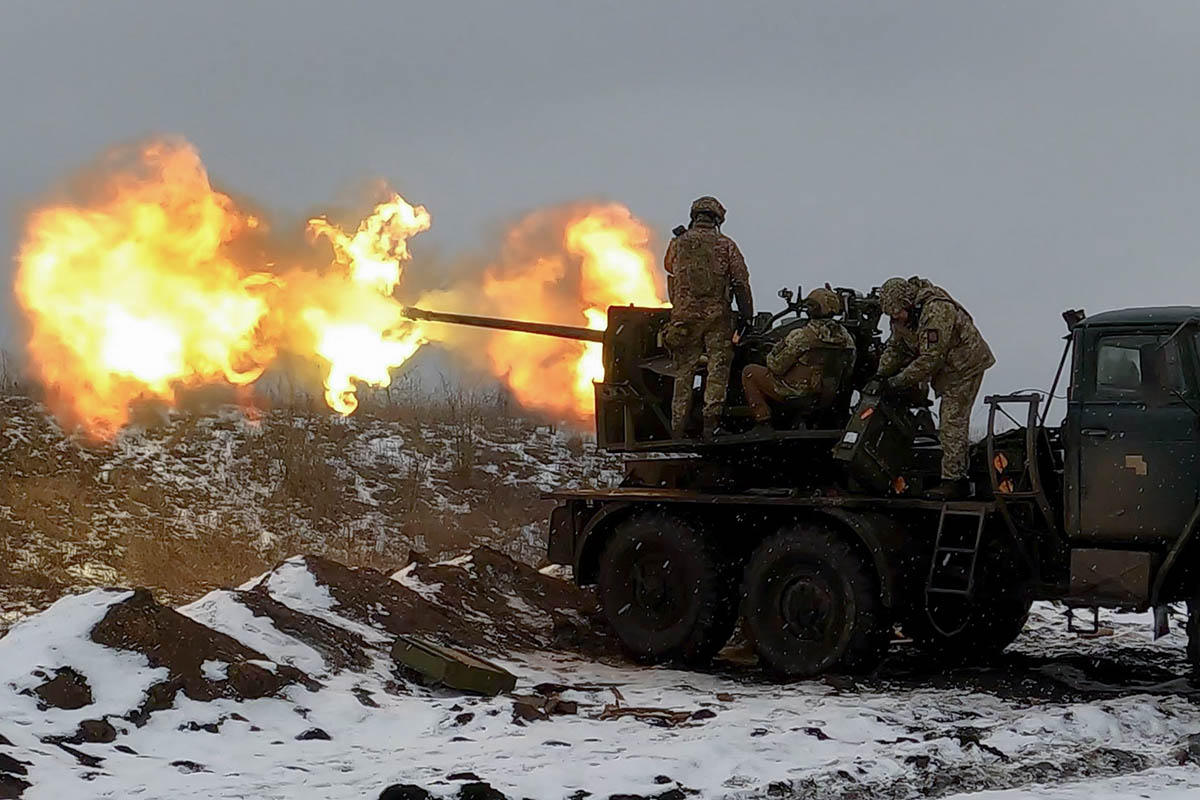 Украинские военнослужащие стреляют из зенитного орудия. Фото SERGEY SHESTAK/EPA/Scanpix/Leta