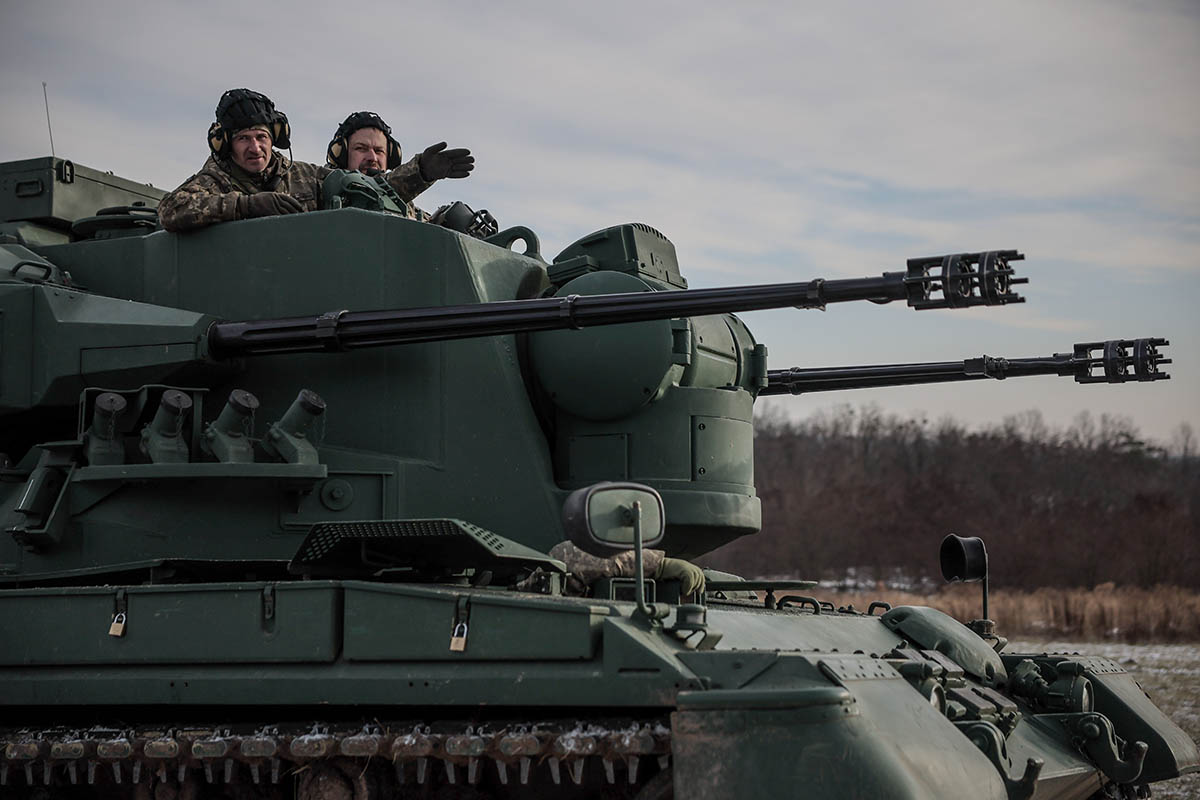 Украинские военнослужащие управляют зенитной самоходной артиллерийской установкой «Гепард». Фото Oleg Petrasyuk/EPA/Scanpix/Leta