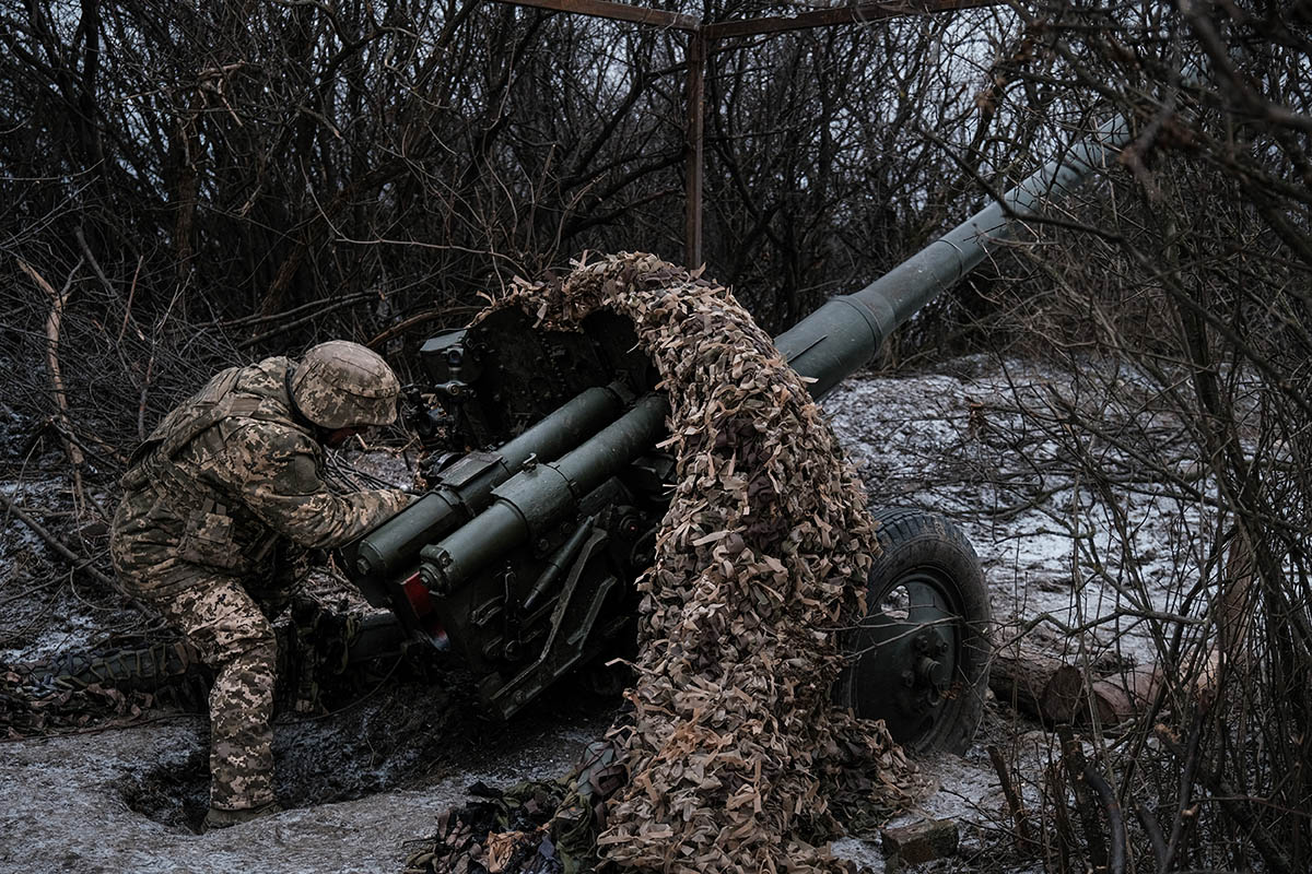 Украинский военнослужащий 22-й механизированной бригады управляет 85-миллиметровой пушкой Д-44 советской эпохи недалеко от Бахмута, 7 декабря 2023 года. Фото MARIA SENOVILLA/EPA/Scanpix/Leta