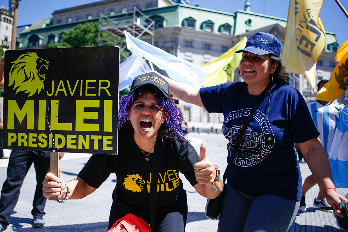 Сторонники президента Хавьера Милея собираются на площади в Буэнос-Айресе, Аргентина, 10 декабря 2023 года. Фото Luciano Gonzalez/EPA/Scanpix/LETA