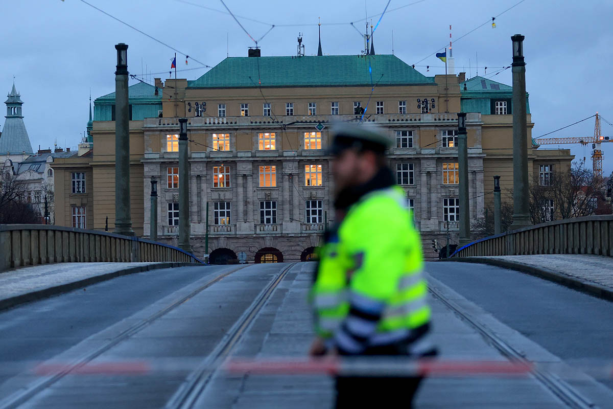 Сотрудник полиции возле Карлова университета в центре Праги, 21 декабря 2023 года. Фото MARTIN DIVISEK/EPA/Scanpix/LETA