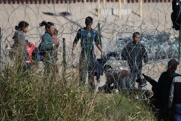 Группа мексиканских мигрантов на границе с США в районе города Хуарес. Фото Luis Torres/EPA/Scanpix/LETA