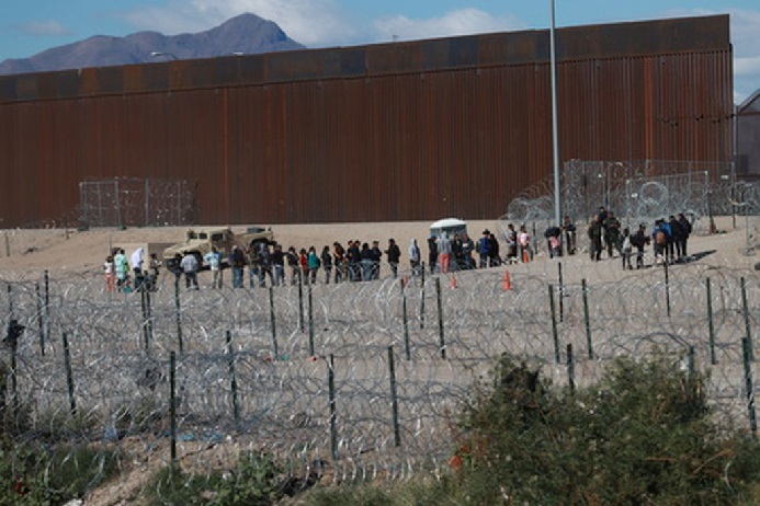 Группа мигрантов на границе с США. Фото Luis Torres/EPA/Scanpix/LETA