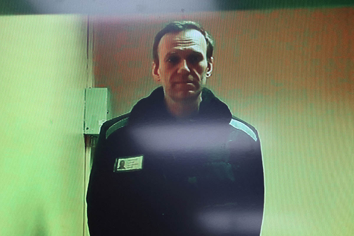 Алексей Навальный на экране по видеосвязи из исправительной колонии, 26 апреля 2023 года. Фото Yulia Morozova/REUTERS/File Photo/Scanpix/LETA