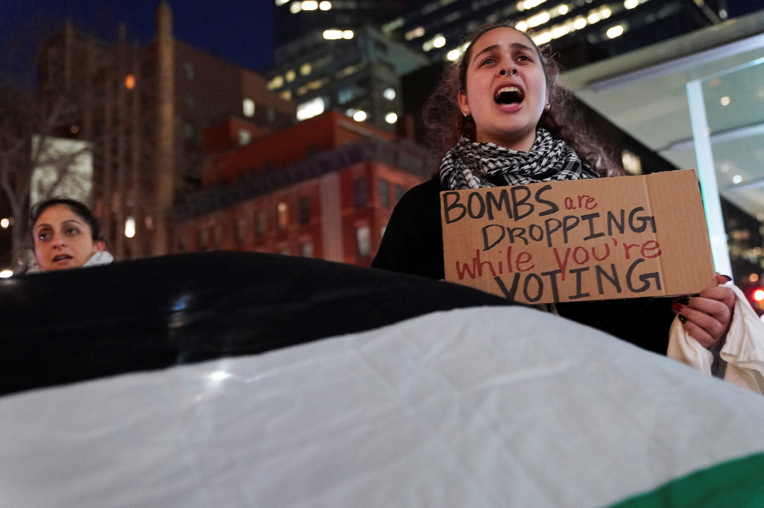 Протесты перед штаб-квартирой ООН в Нью-Йорке во время заседания Совбеза 8 декабря. Фото David Dee Delgado / Reuters / Scanpix / LETA.