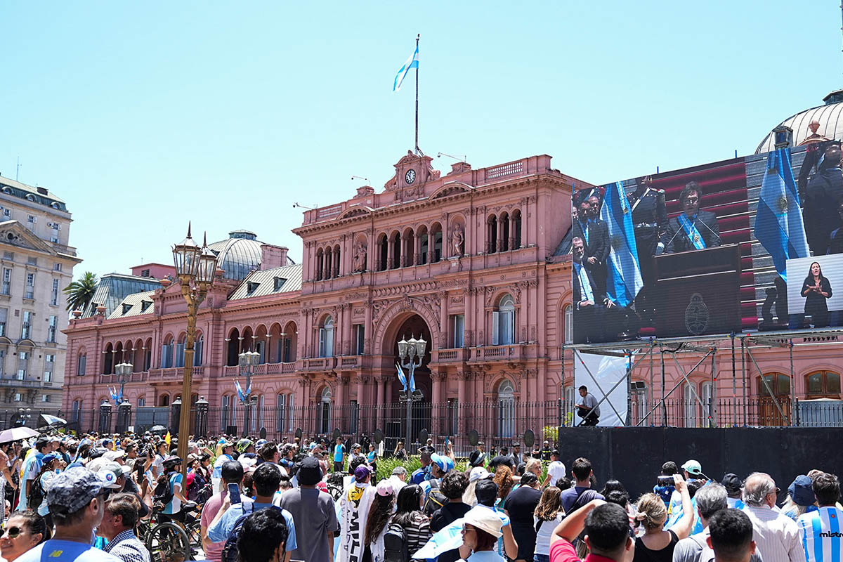 Сторонники президента Хавьера Милея собираются на площади в Буэнос-Айресе, Аргентина, 10 декабря 2023 года. Фото Irina Dambrauskas/REUTERS/Scanpix/LETA