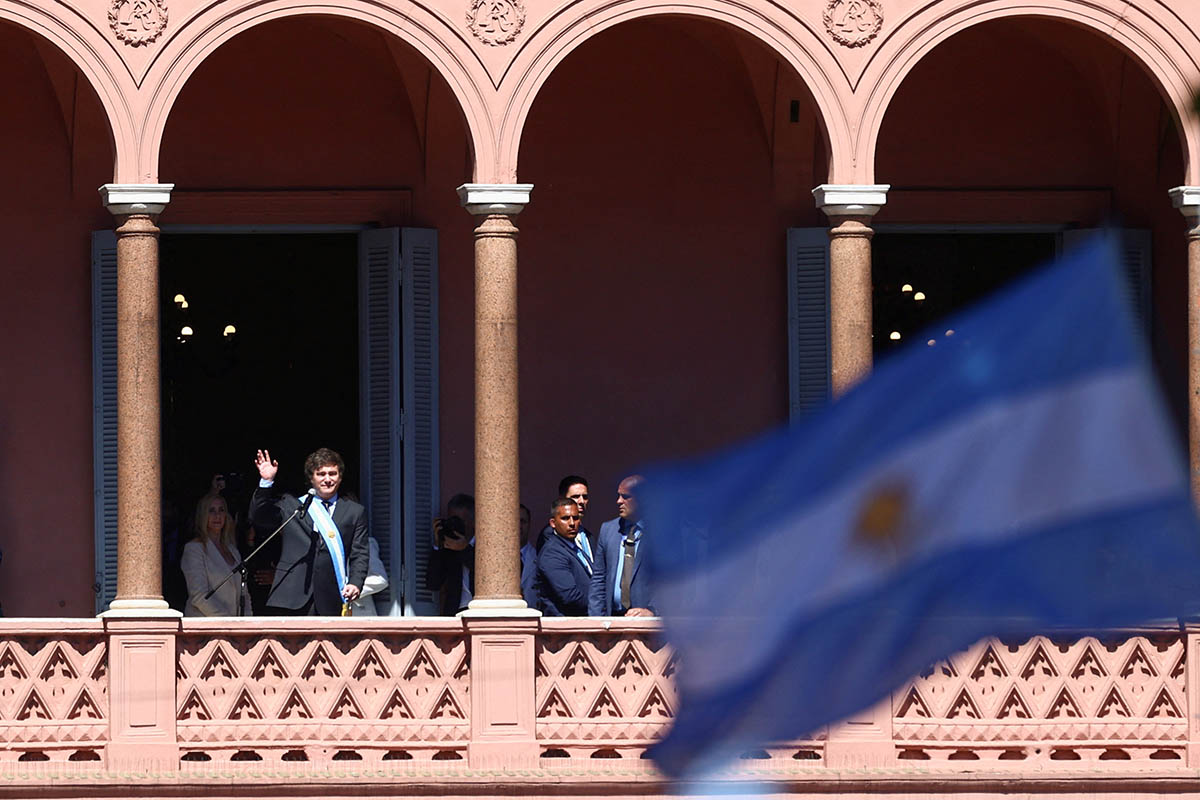 Президент Аргентины Хавьер Милей приветствует своих сторонников в Буэнос-Айресе, Аргентина, 10 декабря 2023 года. Фото Matias Baglietto/REUTERS/Scanpix/LETA