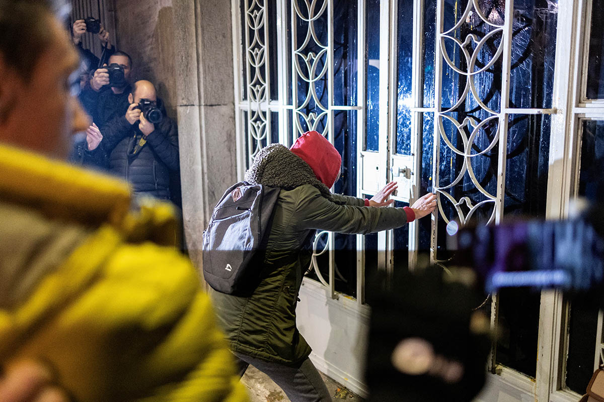 Сторонники сербской оппозиции во время акции протеста возле избирательной комиссии в Белграде, Сербия, 18 декабря 2023 года. Фото Marko Djurica/REUTERS/Scanpix/LETA