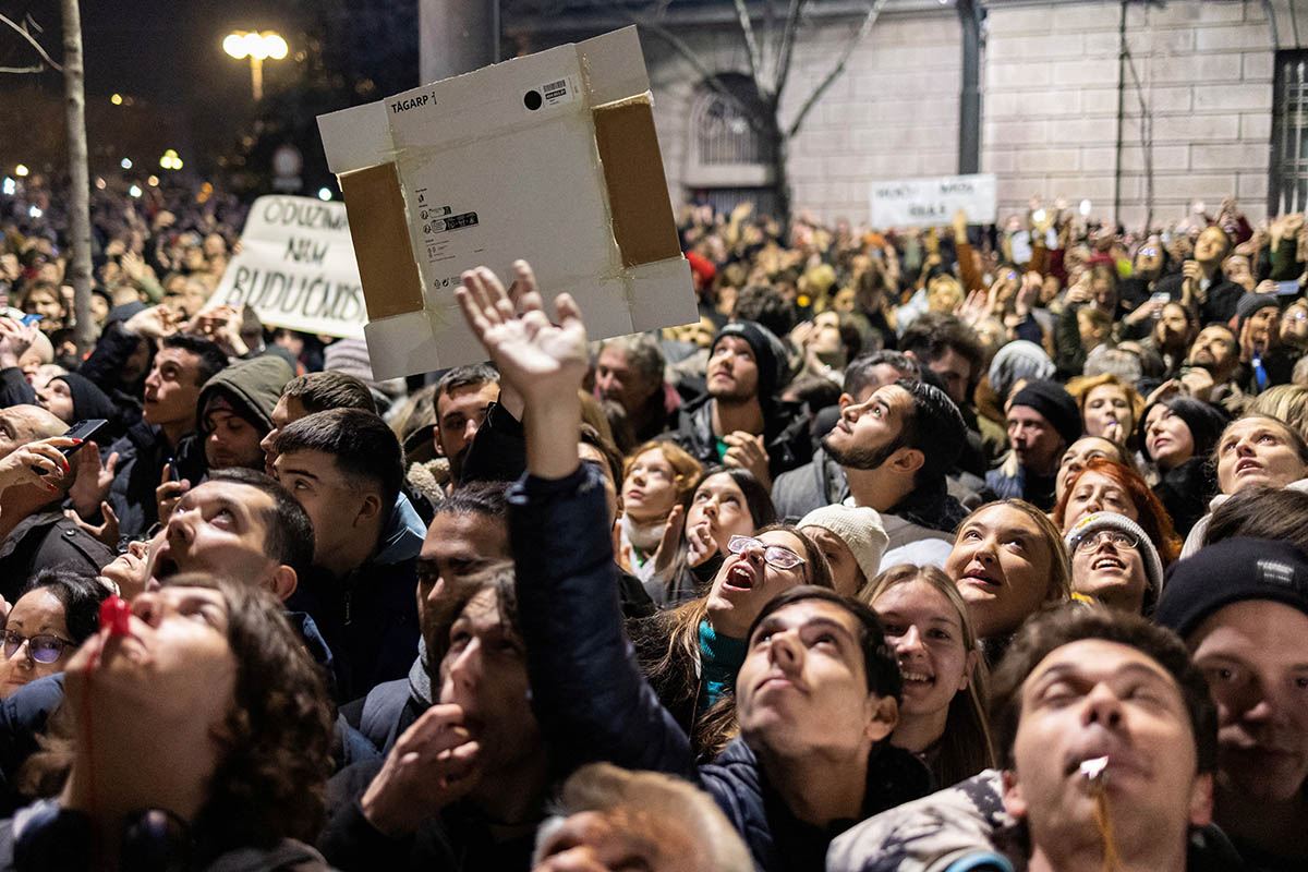 Сторонники сербской оппозиции во время акции протеста возле избирательной комиссии в Белграде, Сербия, 18 декабря 2023 года. Фото Marko Djurica/REUTERS/Scanpix/LETA
