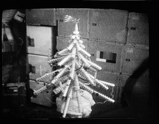 Новогодняя елка, сделанная участниками космической миссии Skylab в 1973 году / Wikimedia