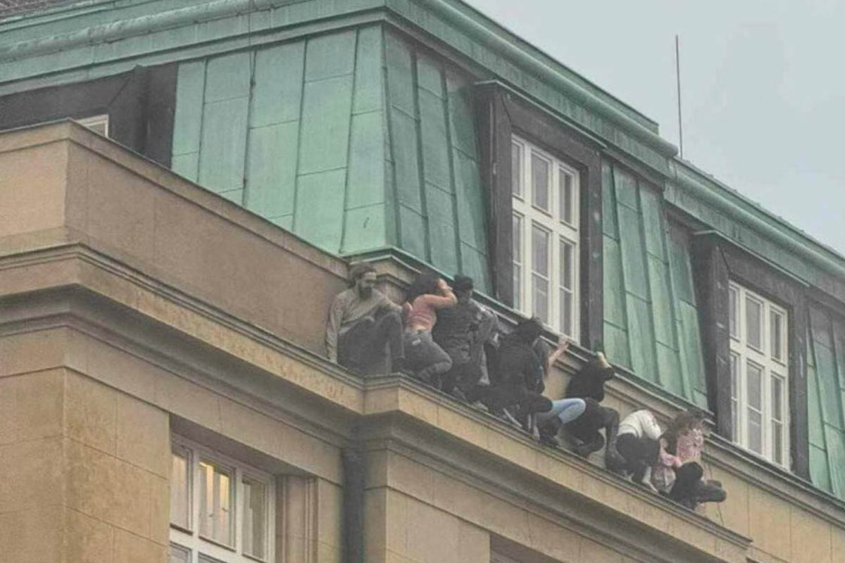 Студенты прячутся на крыше Карлова университета в Праге, 21 декабря 2023 года. Фото из соцсетей