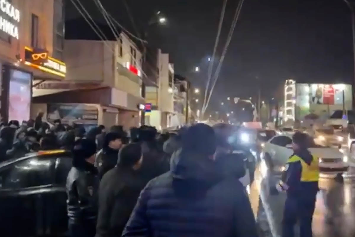 Жители Махачкалы перекрывают автодорогу из-за продолжительного перебоя с электричеством. Скриншот видео Минэнерго Дагестана/Telegram