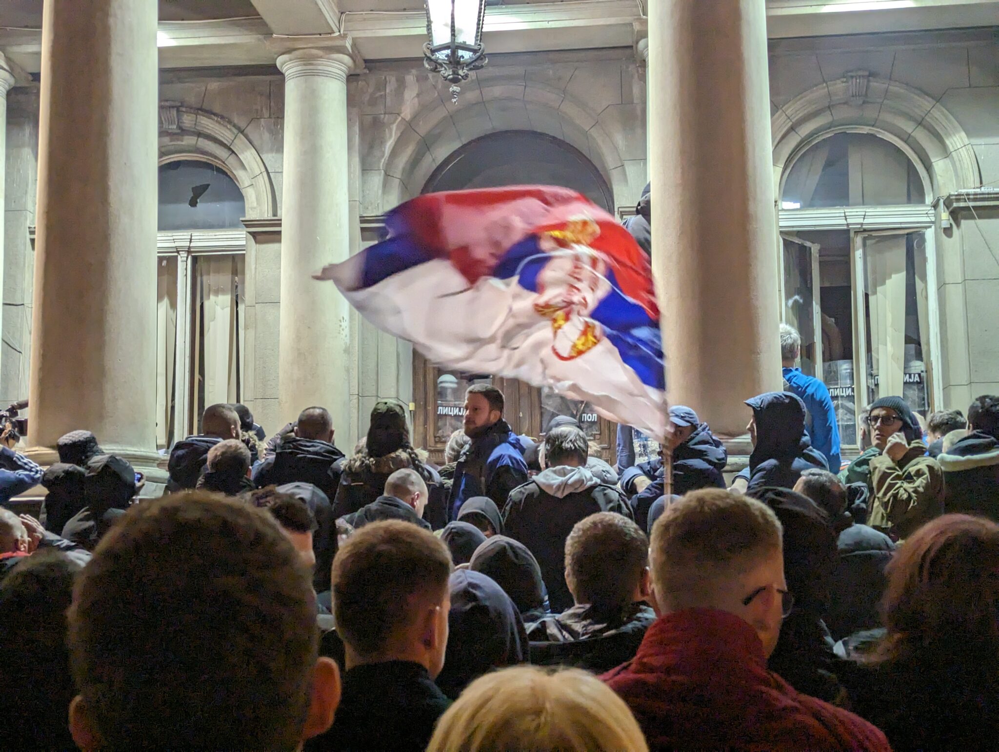 Протесты у здания Республиканской избирательной комиссии в Белграде. Фото корреспондента «Спектра»