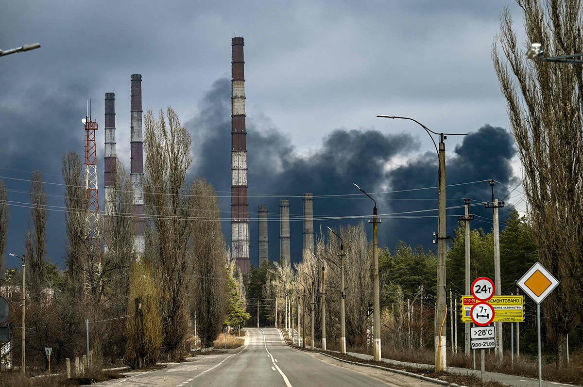 Дым над электростанцией после обстрела возле города Счастье недалеко от Луганска. Фото Aris Messinis/AFP/Scanpix/Leta