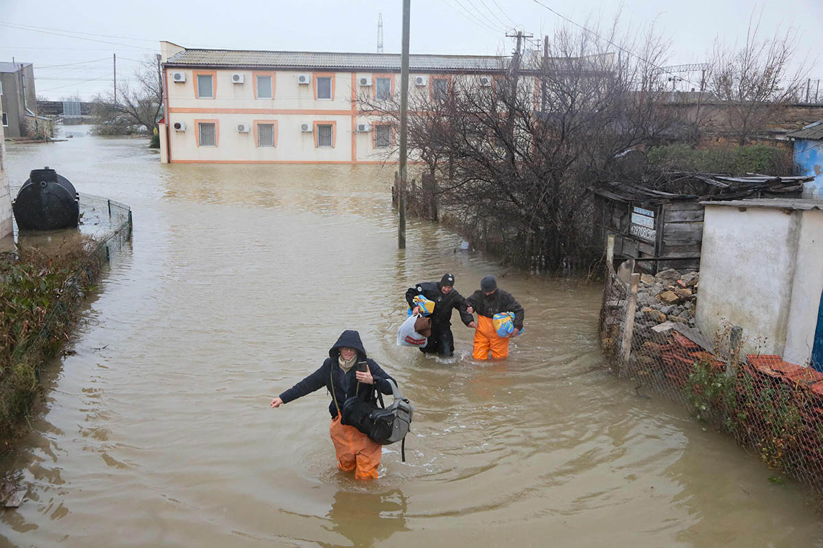 Эвакуация местных жителей из затопленного села в Крыму. Фото STRINGER/AFP/Scanpix/Leta