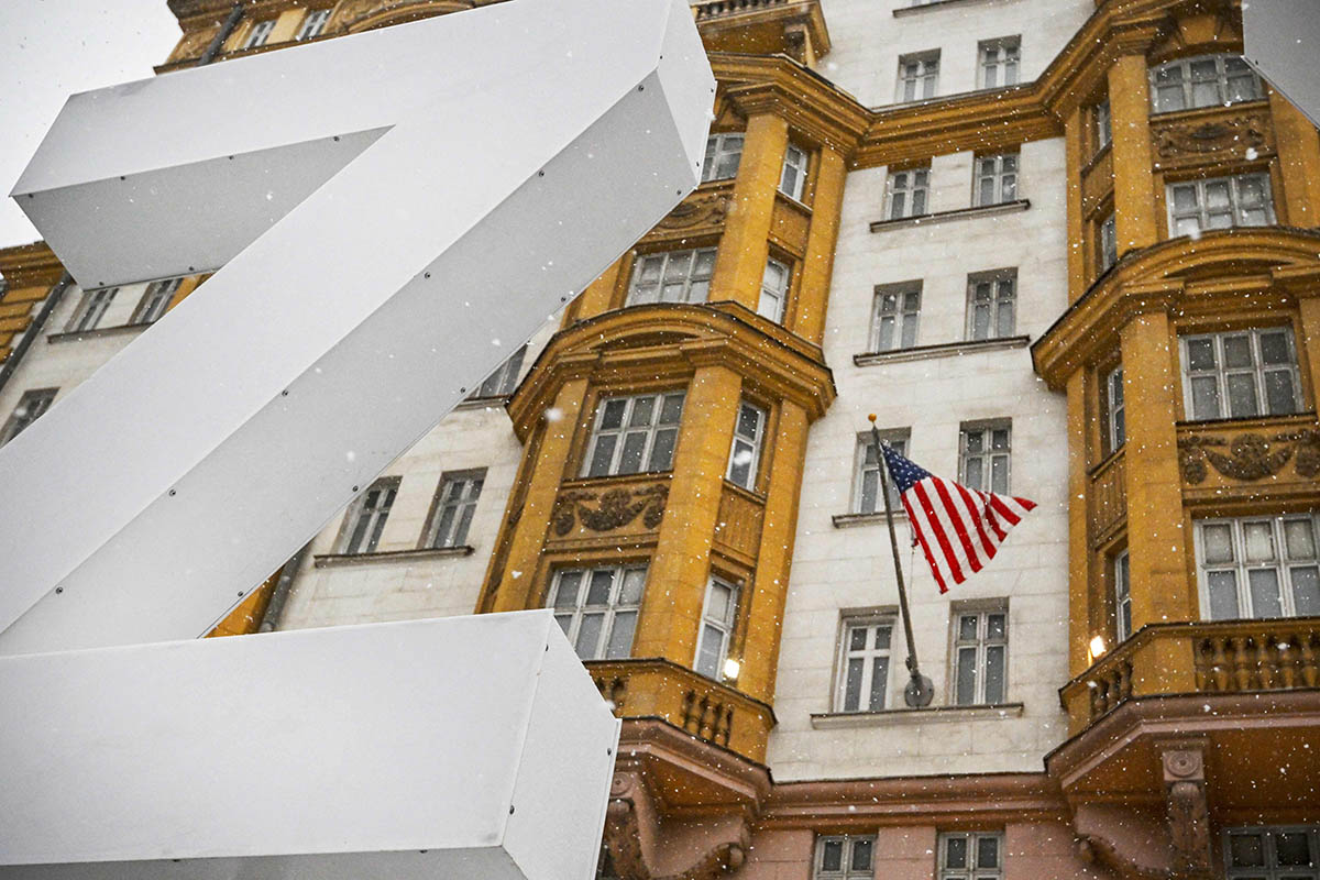Буква Z перед посольством США в центре Москвы. Фото Alexander NEMENOV/AFP/Scanpix/LETA