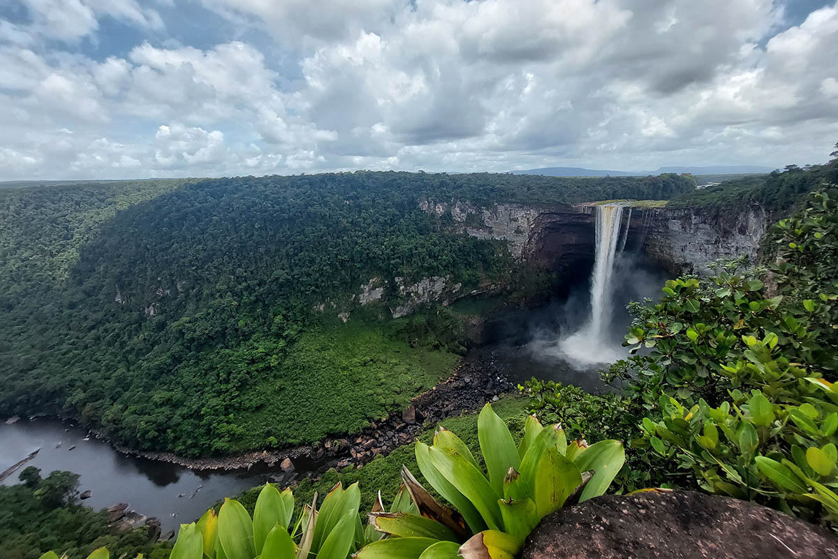 Водопад Кайетур является частью Эссекибо, спорной территории площадью 160 000 квадратных километров, богатой нефтью и находящейся под управлением Гайана. Фото Martнn SILVA/AFP/Scanpix/Leta