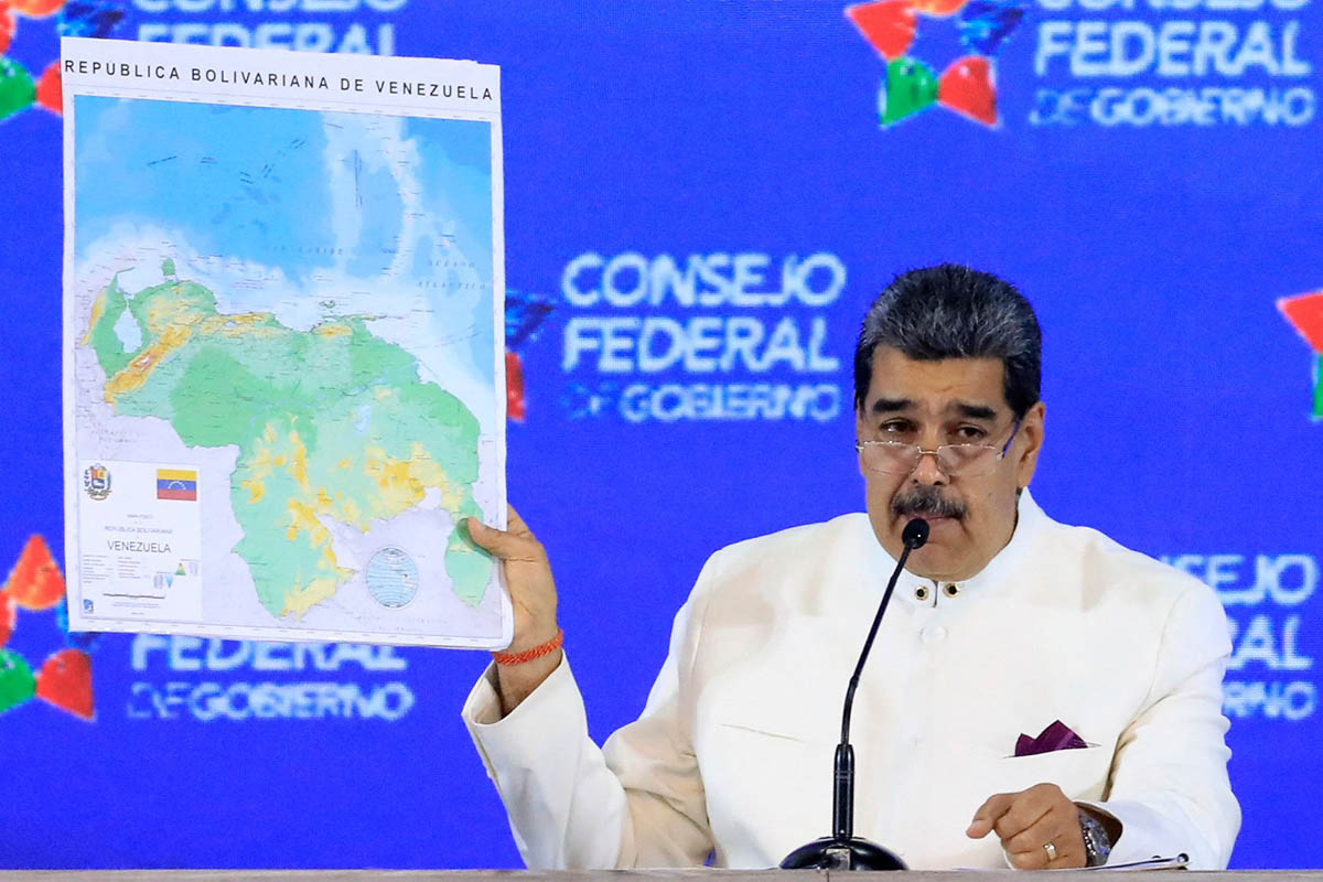Николас Мадуро показывает карту Венесуэлы, куда добавили аннексированный регион Эссекибо, 5 декабря 2023 года. Фото ZURIMAR CAMPOS/Venezuelan Presidency/AFP/Scanpix/Leta