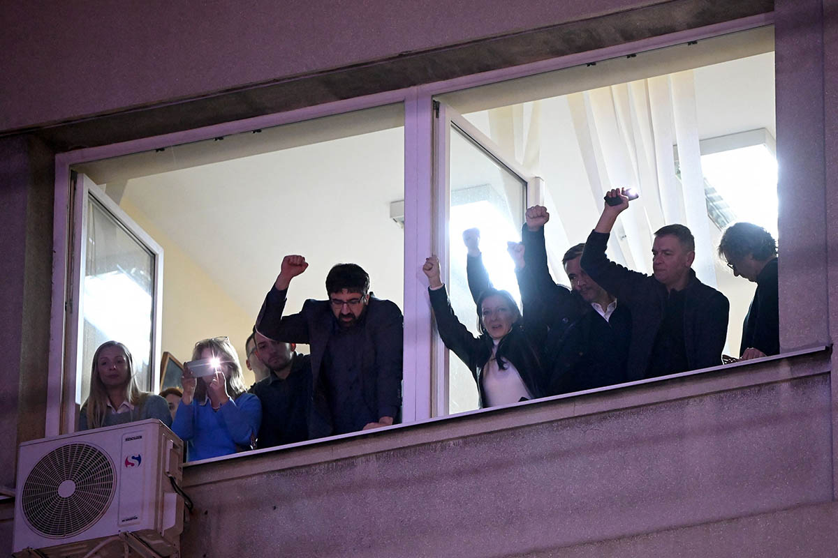Лидеры сербской оппозиции приветствуют собравшихся демонстрантов в Белграде, Сербия, 18 декабря 2023 года. Фото Elvis BARUKCIC/AFP/Scanpix/LETA