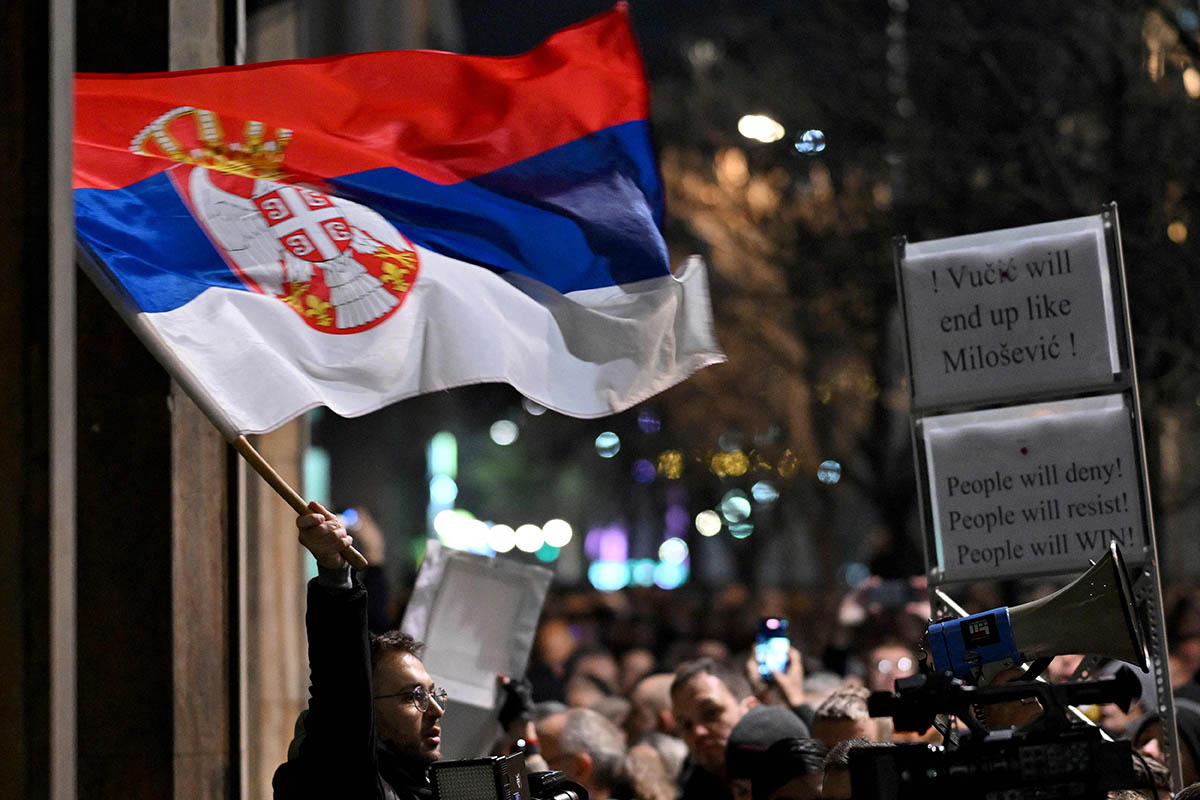 Сторонники сербской оппозиции во время акции протеста возле избирательной комиссии в Белграде, Сербия, 18 декабря 2023 года. Фото ANDREJ ISAKOVIC/AFP/Scanpix/LETA