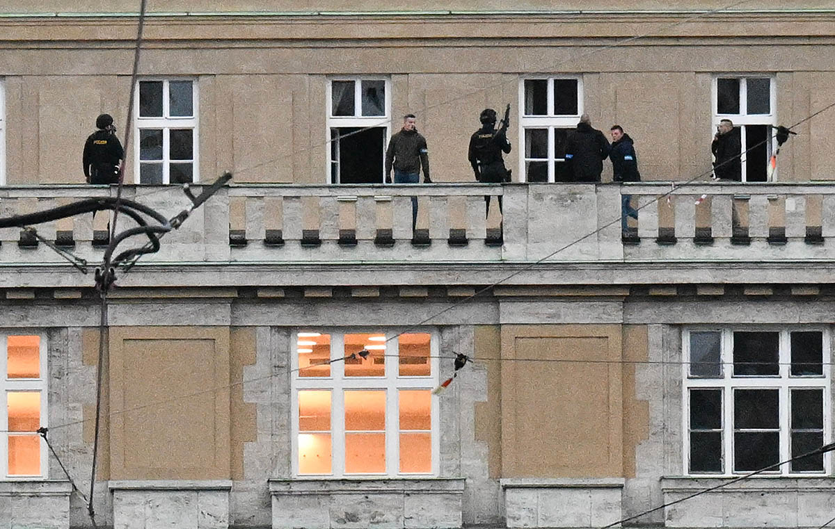 Вооруженные полицейские на балконе Карлова университета в центре Праги, 21 декабря 2023 года.. Фото Michal CIZEK/AFP/Scanpix/LETA