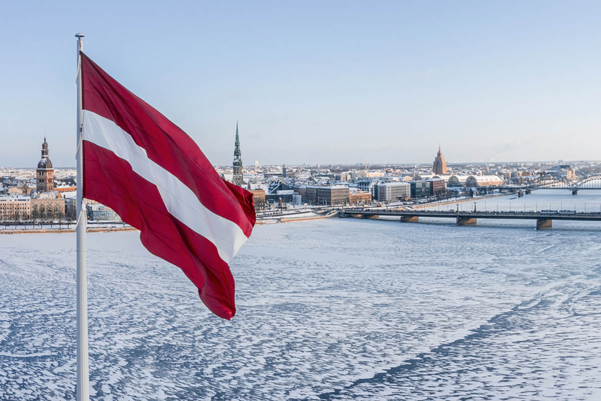 Флаг Латвии на фоне вида Риги. Фото Ingus Kruklitis/istockphoto