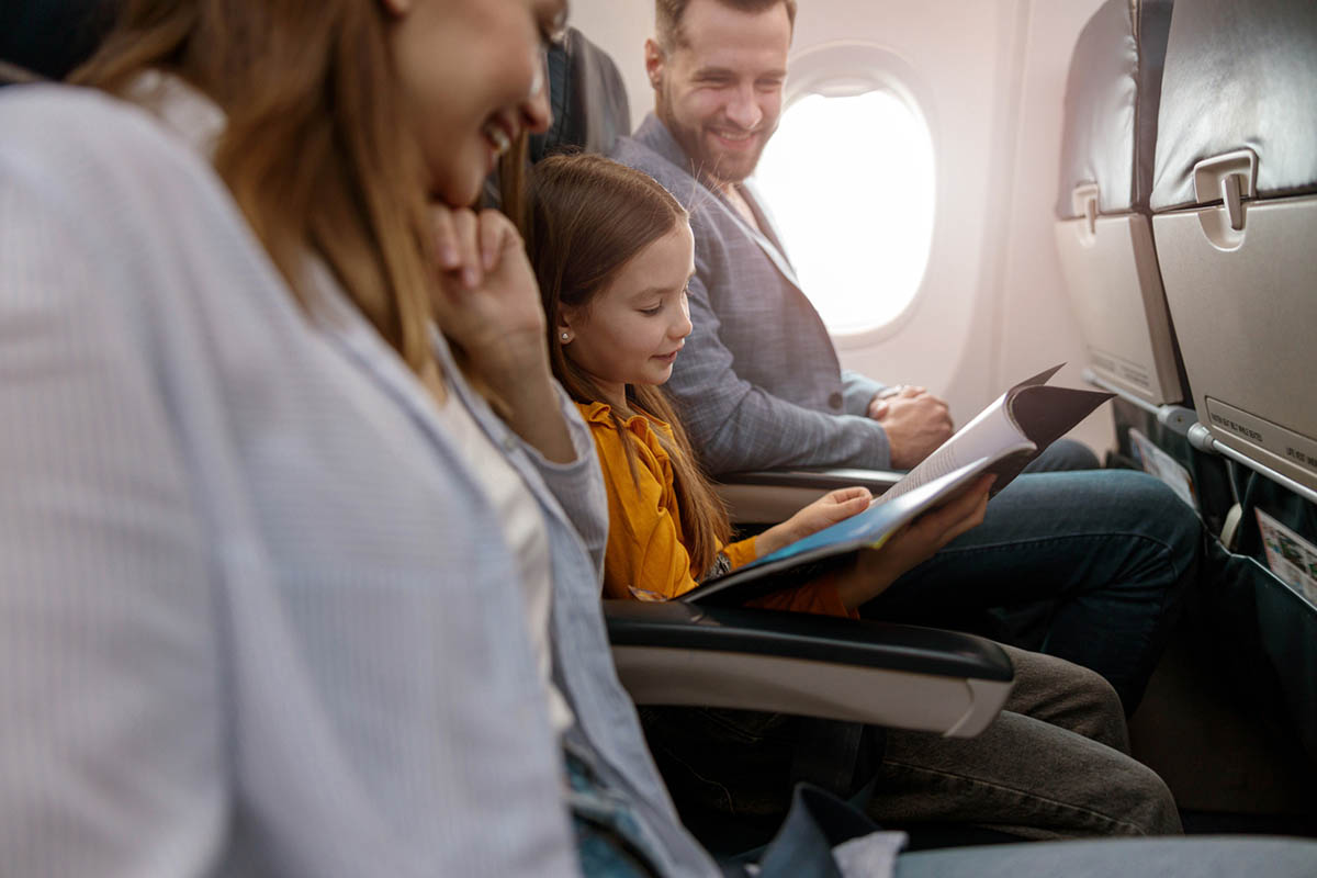 Ребёнок с родителями в самолёте. Фото dima_sidelnikov/Istockphoto