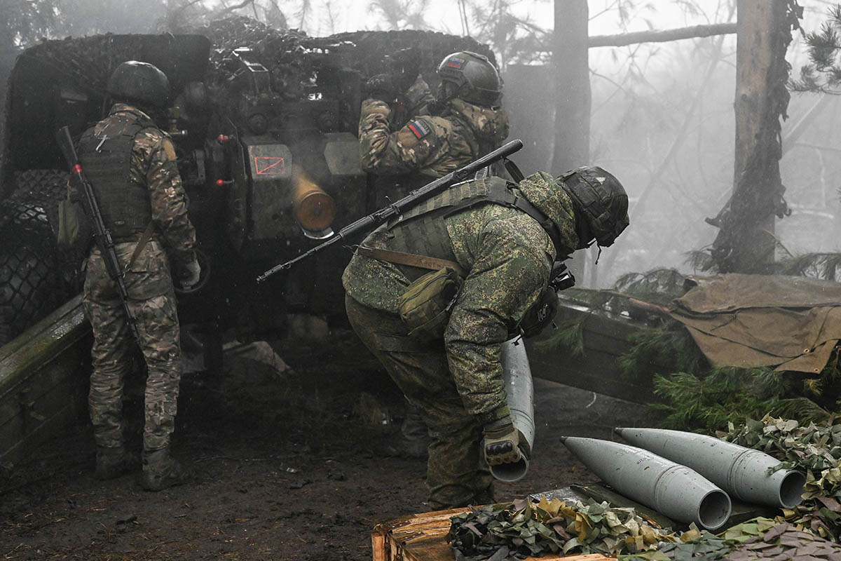 Российские военнослужащие ведут огонь из 152-мм буксируемой гаубицы 2А65 «Мста-Б». Фото Stanislav Krasilnikov/Imago/Scanpix/Leta