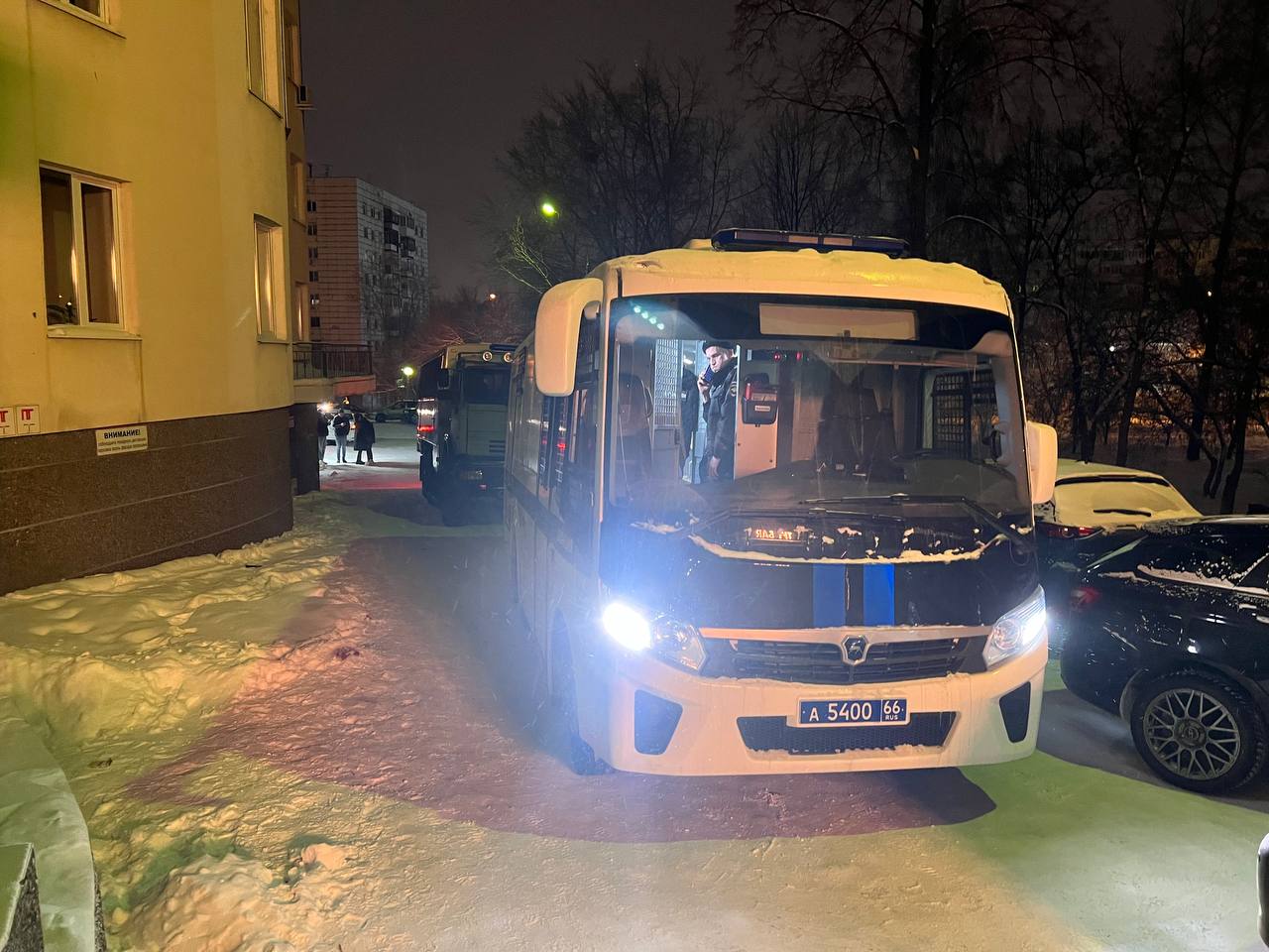 Автобус полиции возле клуба Fame в Екатеринбурге в ночь на 10 декабря. Фото Telegram-канал «Уральский общественник».